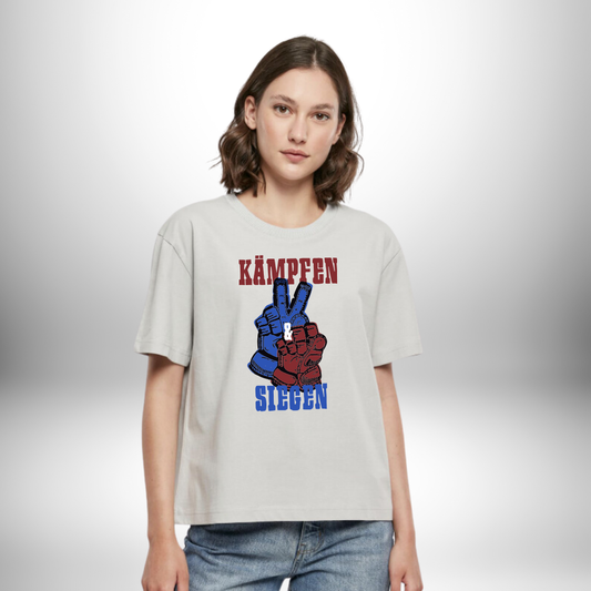 𝔡𝔯𝔬𝔭𝔭𝔦𝔫𝔤 𝔤𝔞𝔲𝔫𝔱𝔩𝔢𝔱𝔰 "Kämpfen und Siegen " Ladies Essential T-Shirt in 2 Farben